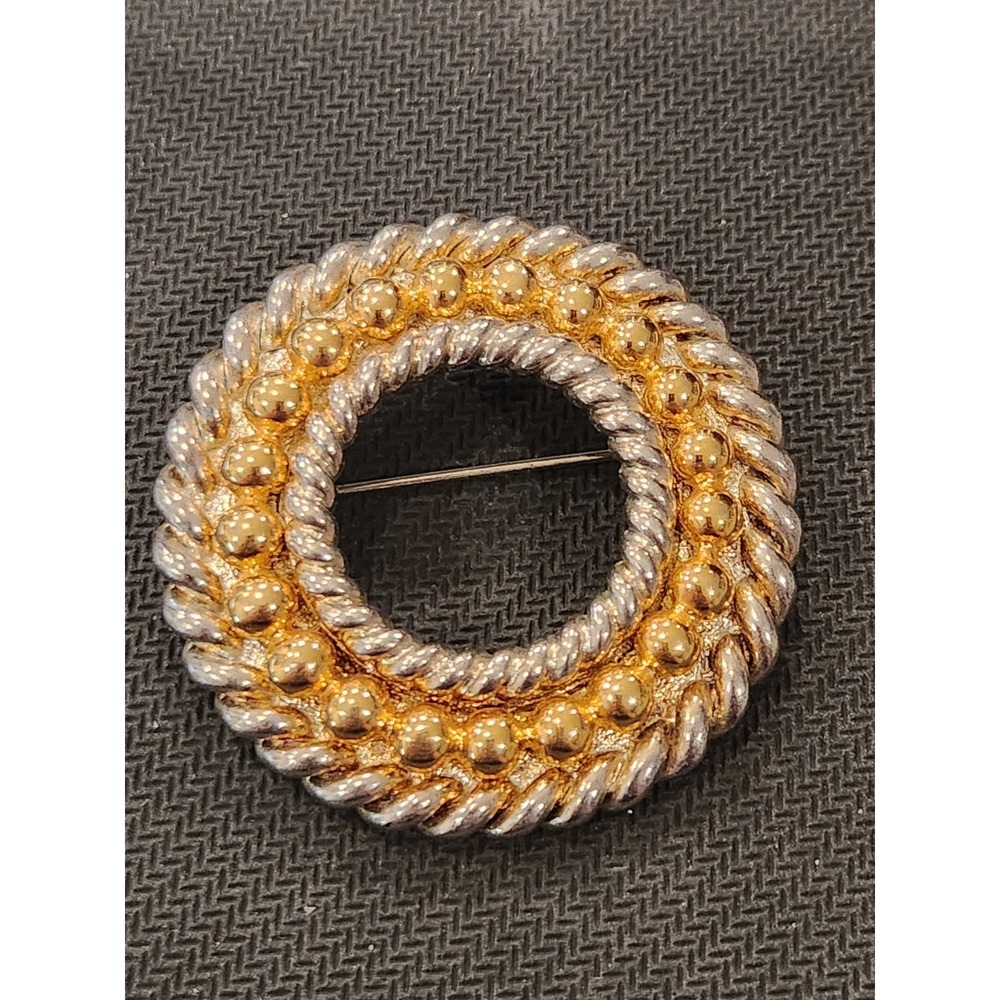 Vintage Gold Tone Shiny and Textured Circle‎ Ring Wreath Brooch